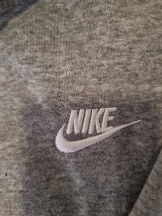 Chaqueta con capucha Nike gris