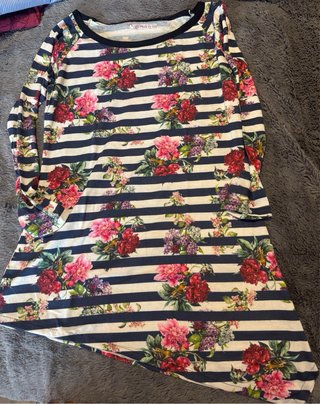 Camiseta asimétrica rayas florales