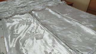 Juego de cortinas grises con cortinero