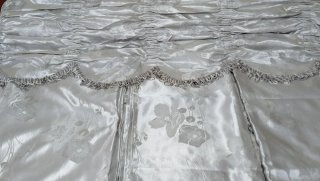 Juego de cortinas grises con cortinero