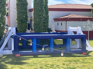 Castillo hinchable Mario Bros o campo de futbol.