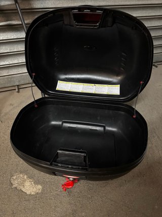 Baúl Givi para moto con soporte