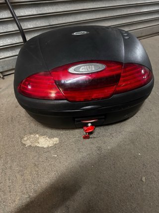 Baúl Givi para moto con soporte