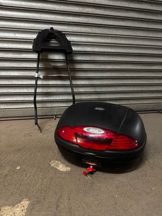 Baúl Givi para moto con soporte