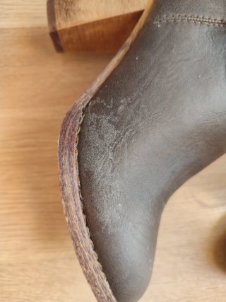Botas de tacón negras y marrones