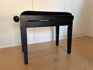 Piano Yamaha P-125 con soporte, pedal y banqueta.