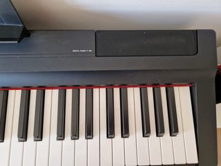 Piano Yamaha P-125 con soporte, pedal y banqueta.