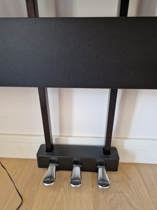 Piano Yamaha P-125 con soporte, pedal y banqueta.