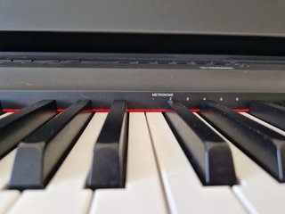 Piano Yamaha P-125 con soporte, pedal y banqueta.
