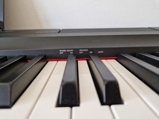 Piano Yamaha P-125 con soporte, pedal y banqueta.