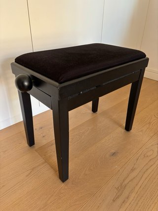 Piano Yamaha P-125 con soporte, pedal y banqueta.