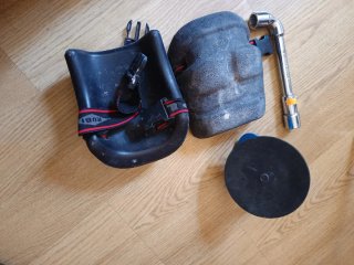 Rodilleras de suelo y llave de tubo