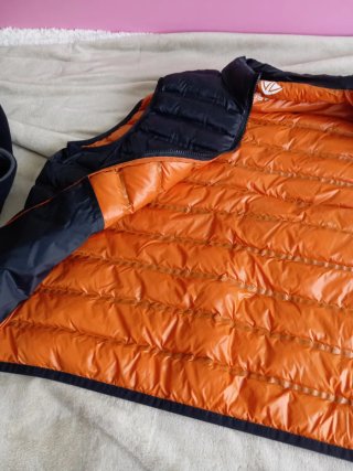 Chaleco acolchado hombre azul y naranja