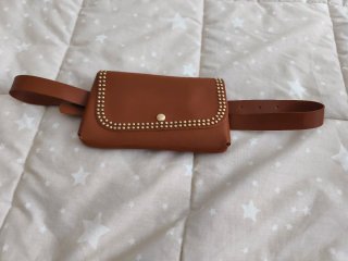 Bolso riñonera marrón con tachuelas