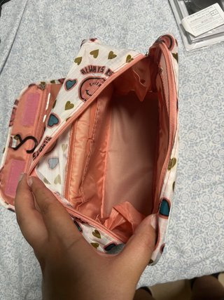 Neceser de viaje con estampado de corazones y cari