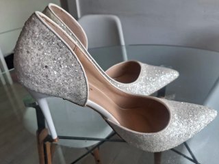 Zapatos de tacón plateados y blancos