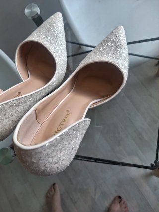 Zapatos de tacón plateados y blancos
