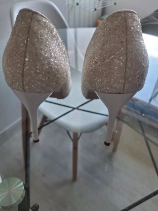 Zapatos de tacón plateados y blancos