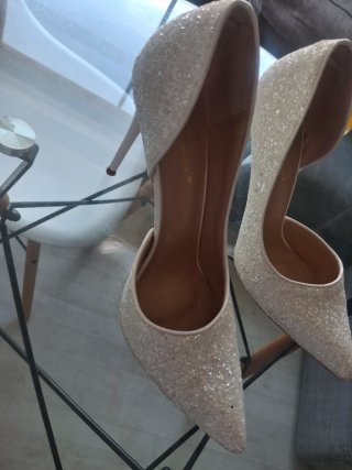 Zapatos de tacón plateados y blancos