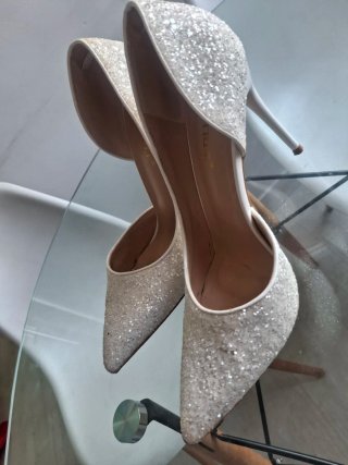 Zapatos de tacón plateados y blancos