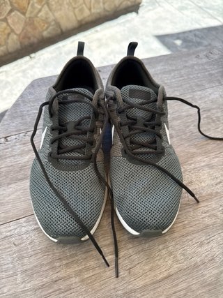 Zapatillas Nike Grises y Blancas