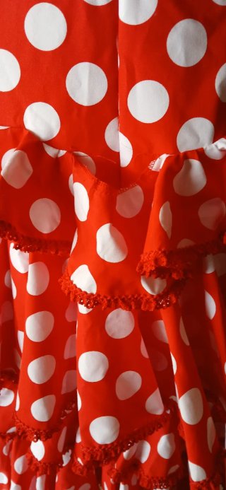 Traje de flamenca rojo con lunares blancos