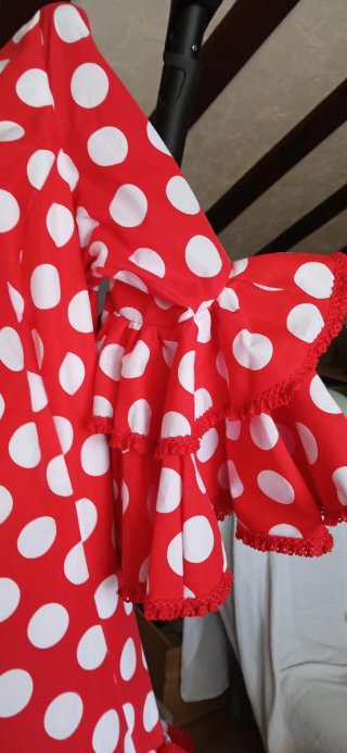 Traje de flamenca rojo con lunares blancos