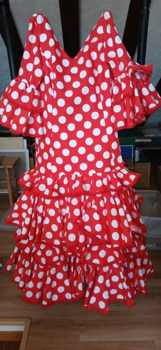 Traje de flamenca rojo con lunares blancos