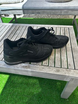 Zapatillas Skechers negras con tacón interno