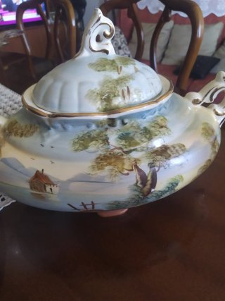 Sopera de porcelana con paisaje