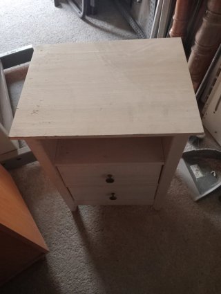 Mesita de noche de madera blanca