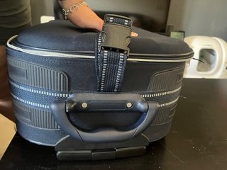 Maleta de viaje azul oscura con ruedas