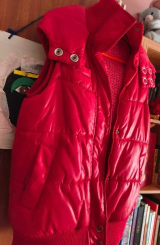 Chaleco acolchado rojo con capucha