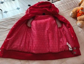 Chaleco acolchado rojo con capucha