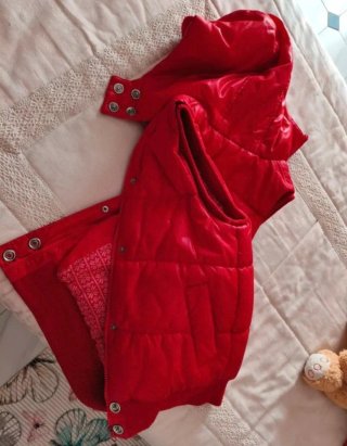 Chaleco acolchado rojo con capucha