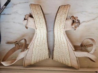 Sandalias cuña flores beige talla 38. Sin usar