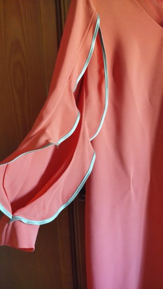 Traje rosa elegante con volantes