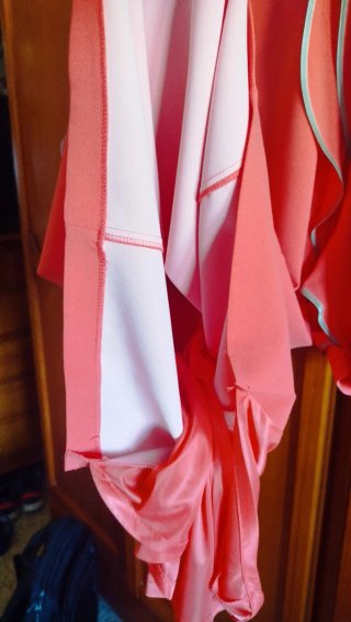 Traje rosa elegante con volantes