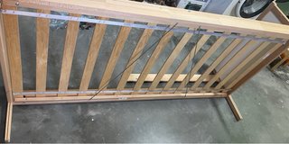 Cama infantil de madera con barrera