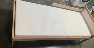Cama infantil de madera con barrera