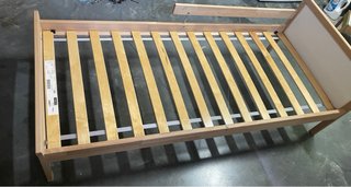 Cama infantil de madera con barrera