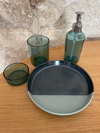Plato, bomba, taza y fuente de cerámica en verde