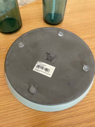 Plato, bomba, taza y fuente de cerámica en verde