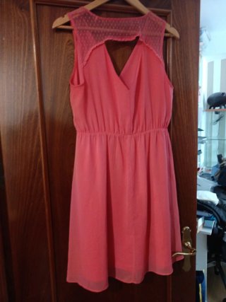 Vestido coral con detalles de encaje
