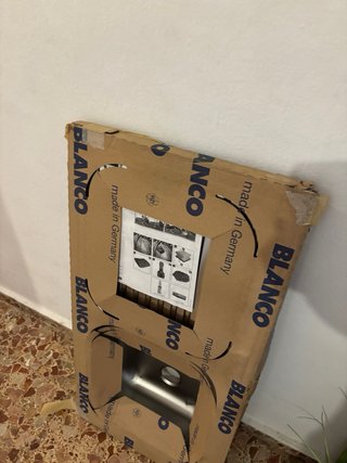 Lavabo de metal plateado