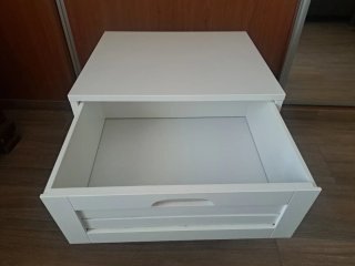 Mesita de noche blanca con patas de madera