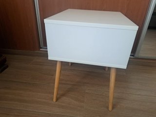 Mesita de noche blanca con patas de madera