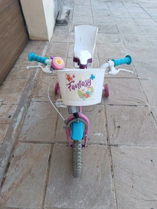 Bicicleta infantil rosa con ruedines
