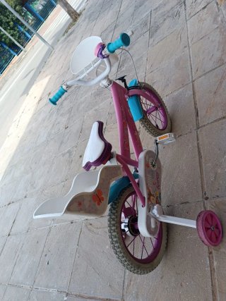 Bicicleta infantil rosa con ruedines