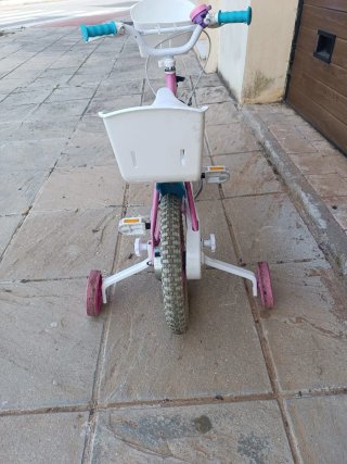 Bicicleta infantil rosa con ruedines